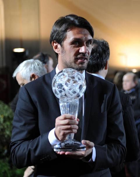 Dicembre 2012. Maldini riceve il trofeo Figc - Fondazione Museo del calcio “Hall of fame”. Ansa